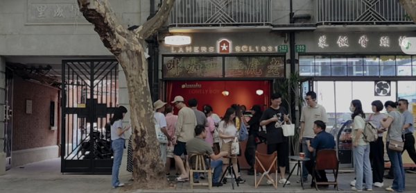 在上海“梧桐区”，这家咖啡店有点非凡